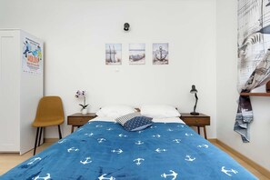 Skrivbord, strykjärn/strykbräda, resesäng och wi-fi