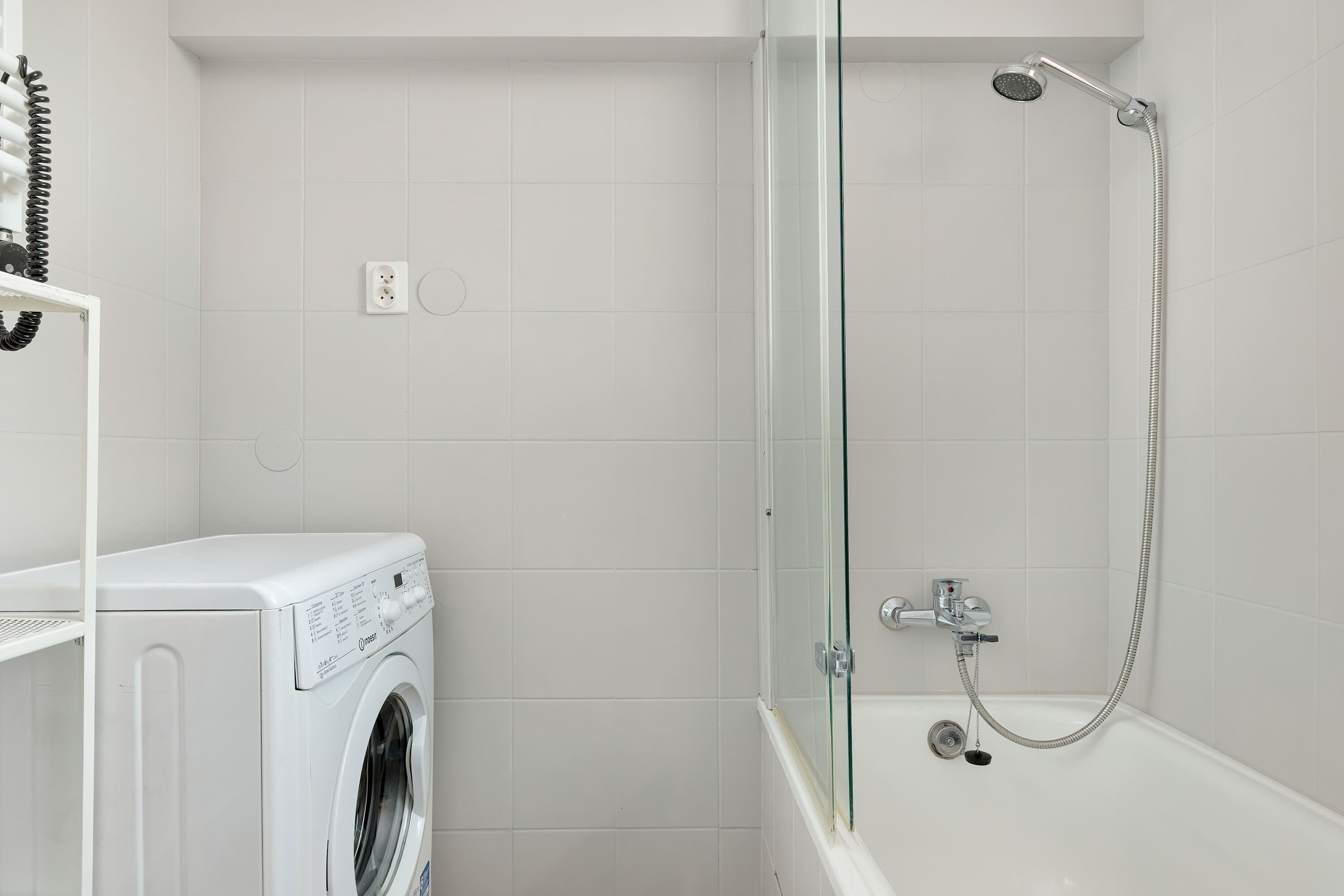 Douche, sèche-cheveux, serviettes fournies, shampoing