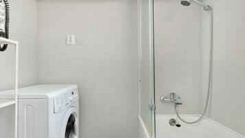 Douche, sèche-cheveux, serviettes fournies, shampoing