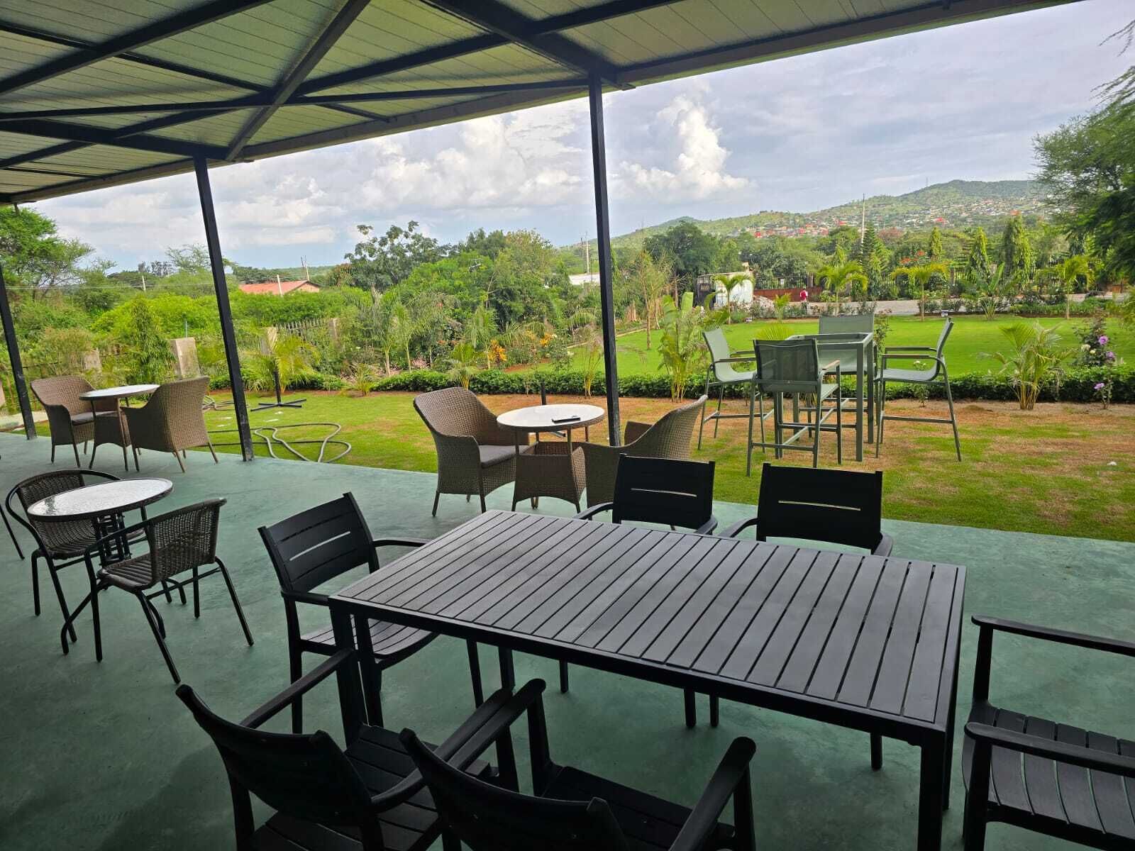 Chambre Deluxe Double ou avec lits jumeaux, vue jardin | Restauration extérieure