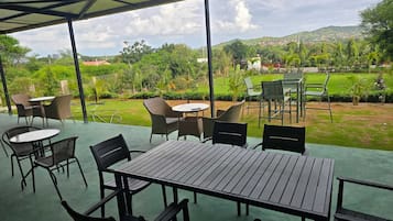 Chambre Deluxe Double ou avec lits jumeaux, vue jardin | Restauration extérieure