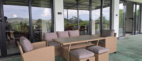 Deluxe Twin Room, Garden View | Tempat makan luar