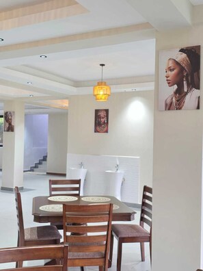 Habitación Deluxe con 1 cama matrimonial o 2 individuales, vista al jardín | Restaurantes