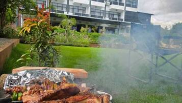 Deluxe-Doppel- oder -Zweibettzimmer, Gartenblick | Unterkunftsgelände