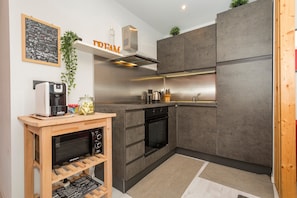 Kühlschrank, Mikrowelle, Ofen, Herdplatte
