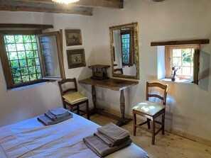 2 bedrooms, iron/ironing board, WiFi, bed sheets - Medieval tower from the 13th century. Cozy accommodation surrounded by nature (Lucca)