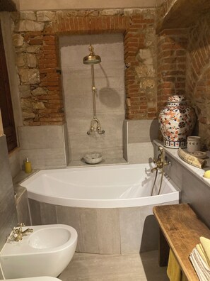 Hair dryer, bidet, towels, soap - Medieval tower from the 13th century. Cozy accommodation surrounded by nature (Lucca)