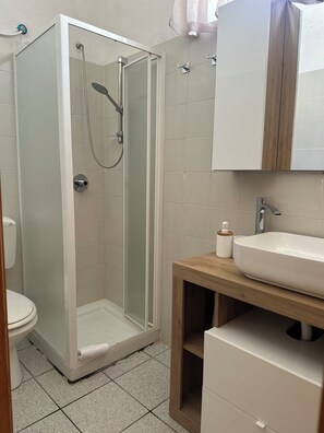 Dusche, Haartrockner, Handtücher, Seife