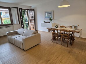 Smart TV, books - Bremen Beach House Sirmione (Sirmione)