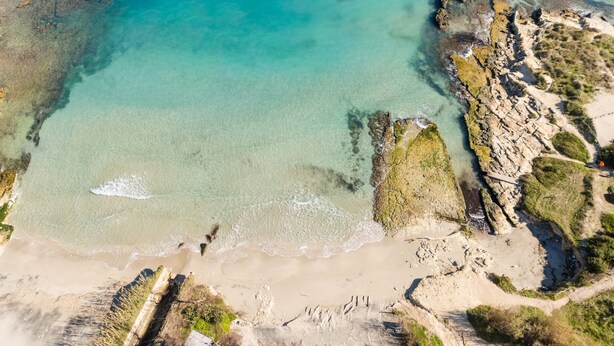 An aerial view of a coastal area with clear waters, rocky outcrops, and a sandy beach. - Holiday Home 'Casa Dafne in Otranto 6 Guests' with Balcony, Wi-Fi and Air Conditioning (Otranto)