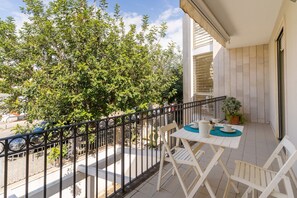 Outdoor dining - Holiday Home 'Casa Dafne in Otranto 6 Guests' with Balcony, Wi-Fi and Air Conditioning (Otranto)