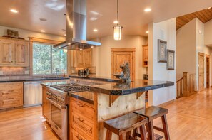 Private kitchen - Luxury  Retreat with Hot Tub, SHARC, A/C and Bikes (Sunriver)