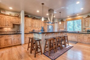 Private kitchen - Luxury  Retreat with Hot Tub, SHARC, A/C and Bikes (Sunriver)