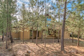 Exterior - Luxury Retreat with Hot Tub, SHARC, A/C and Bikes (Sunriver)
