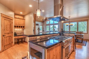 Private kitchen - Luxury  Retreat with Hot Tub, SHARC, A/C and Bikes (Sunriver)
