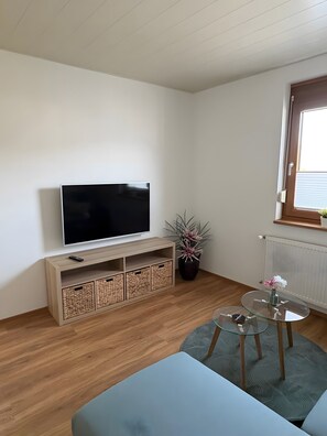 Living area - Apartment 'Ferienwohnung Rosenberg' with Shared Terrace, Shared Garden and Wi-Fi (Bernkastel-Kues)