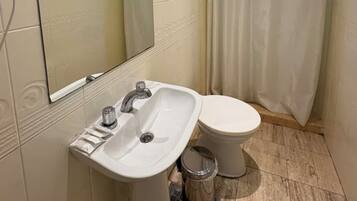 Íbúð - 2 tvíbreið rúm | Baðherbergi | Sturta, handklæði, sápa, sjampó