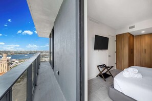 Iron/ironing board, WiFi, bed sheets - Modern 2BR Condo | 10 Min FIFA Fan Fest | Pool/Gym (Miami)