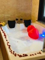 Secador de pelo, bidet, toallas, jabón