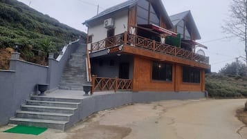 Vista frontal de la propiedad
