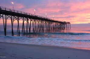On the beach - Kure Surf Shack - 5 bed, oceanfront with large pool and elevator (Kure Beach)