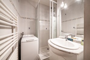 Shower, towels - Apartment 'Entre Lac et Montagne' with Lake View and Balcony (Thollon-les-Mémises)