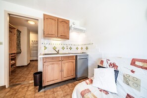 Fridge, microwave, oven, stovetop - Apartment 'Entre Lac et Montagne' with Lake View and Balcony (Thollon-les-Mémises)