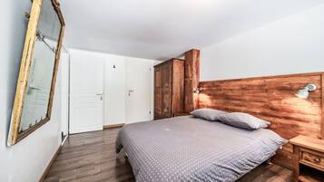 Een strijkplank/strijkijzer, wifi, beddengoed