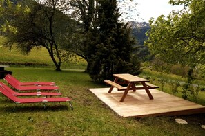 Outdoor dining - Apartment "Le Léman" with Mountain View and Wi-Fi (Vacheresse)