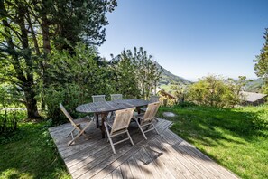 Outdoor dining - Apartment "Le Léman" with Mountain View and Wi-Fi (Vacheresse)