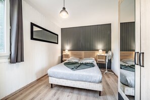 Tabla de planchar con plancha, wifi y ropa de cama 
