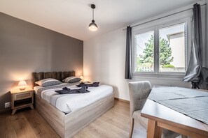 Tabla de planchar con plancha, wifi y ropa de cama 