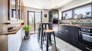 Kaffetrakter/tekoker, kjøleskap, mikrobølgeovn og ovn