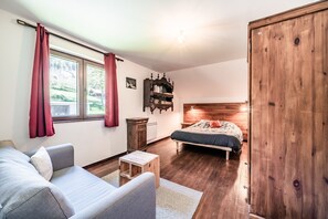 Een strijkplank/strijkijzer, wifi, beddengoed