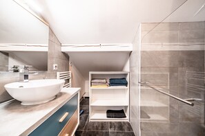 Een douche, een haardroger, handdoeken