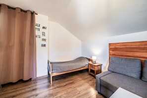 Tabla de planchar con plancha, wifi y ropa de cama 