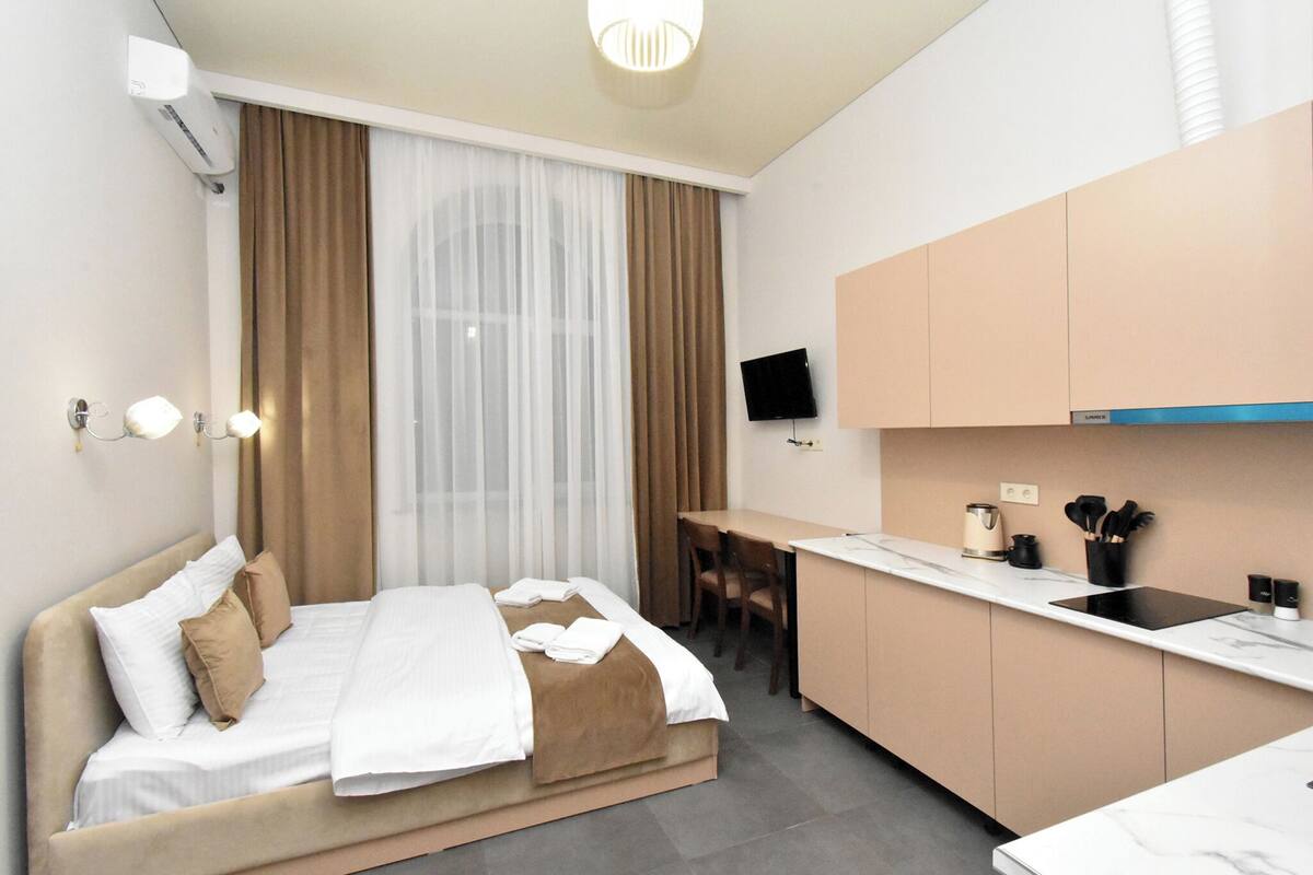 Departamento Deluxe, vista al patio | Espacio para trabajar con laptop y insonorización 