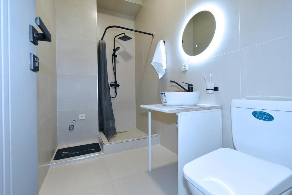Dusche, Haartrockner, Hausschuhe, Handtücher