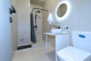 Shower, hair dryer, slippers, towels - Seva Apart-Hotel (Yerevan)