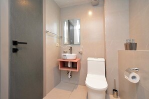 基本公寓, 庭園景觀 | 浴室 | 淋浴設備、吹風機、拖鞋、毛巾