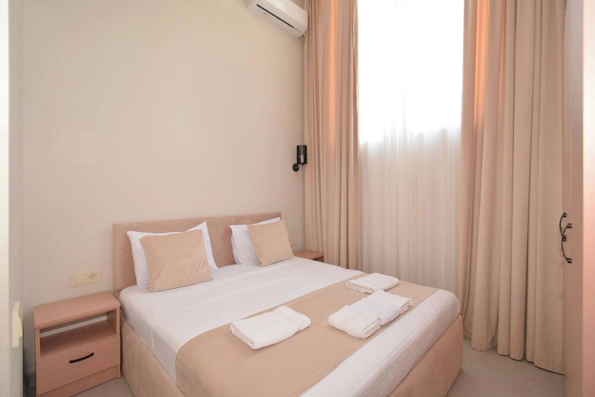 Luxus apartman | Prémium ágynemű, íróasztal és laptophoz jól használható munkafelület