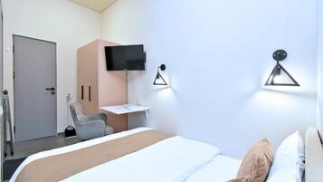 Basic Apartment, Courtyard View | Laptop workspace, soundproofing, iron/ironing board, WiFi (free)