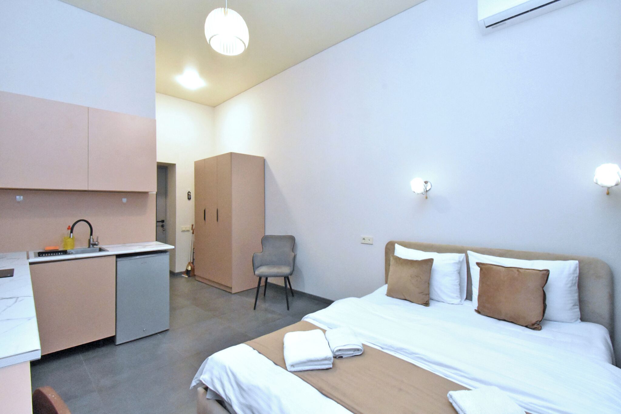 Deluxe Apartment, Courtyard View | Peralatan tempat tidur premium, meja, ruang kerja komputer riba 