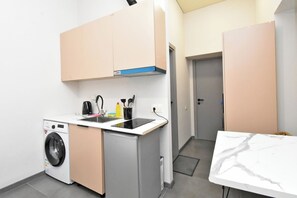 標準公寓, 庭園景觀 | 私人廚房 | 電冰箱、微波爐、烤箱、爐台