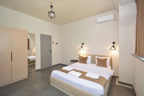 Departamento Deluxe, vista al patio | Espacio para trabajar con laptop y insonorización 
