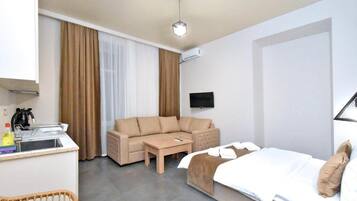 Laptop workspace, soundproofing, iron/ironing board, free WiFi