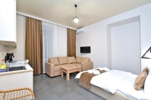 Laptop workspace, soundproofing, iron/ironing board, free WiFi - Seva Apart-Hotel (Yerevan)