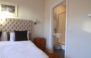 4 habitaciones, tabla de planchar con plancha, cuna de viaje y wifi 