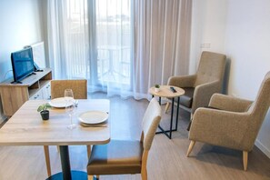 Classic Apartment, Balcony | Dining - Résidence Nouvelles Sylphides (Carrières-sous-Poissy)