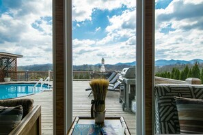 House - Poolside ADU w Sauna Free Tix Tiki Bar Retreat (Candler)